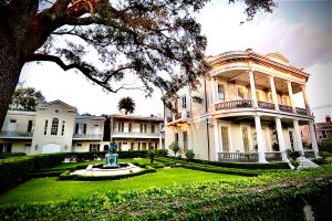 Read more about the article Anne Rice memorial second-line parade draws hundreds of vampire-loving horror fans